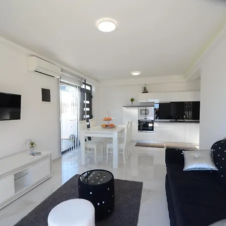 Anna Apartman *